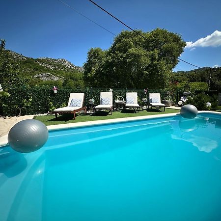 Villa Ivona With Swimming Pool And Jacuzzi Oslje Exterior photo