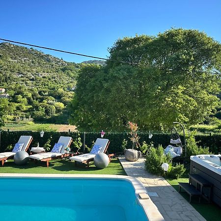 Villa Ivona With Swimming Pool And Jacuzzi Oslje Exterior photo
