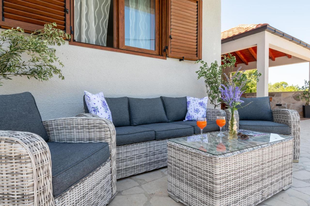 Villa Ivona With Swimming Pool And Jacuzzi Oslje Exterior photo