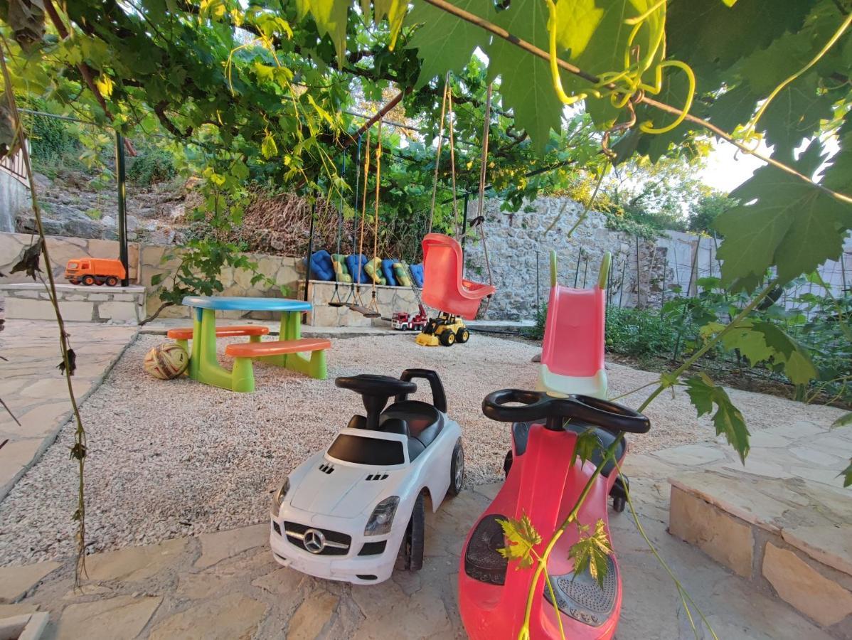 Villa Ivona With Swimming Pool And Jacuzzi Oslje Exterior photo