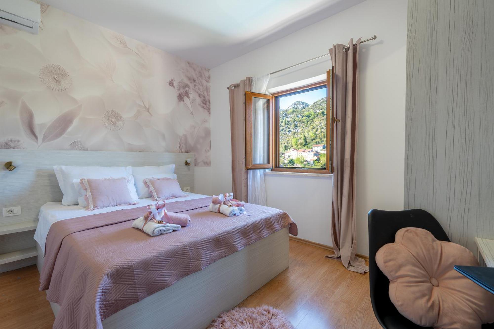 Villa Ivona With Swimming Pool And Jacuzzi Oslje Exterior photo