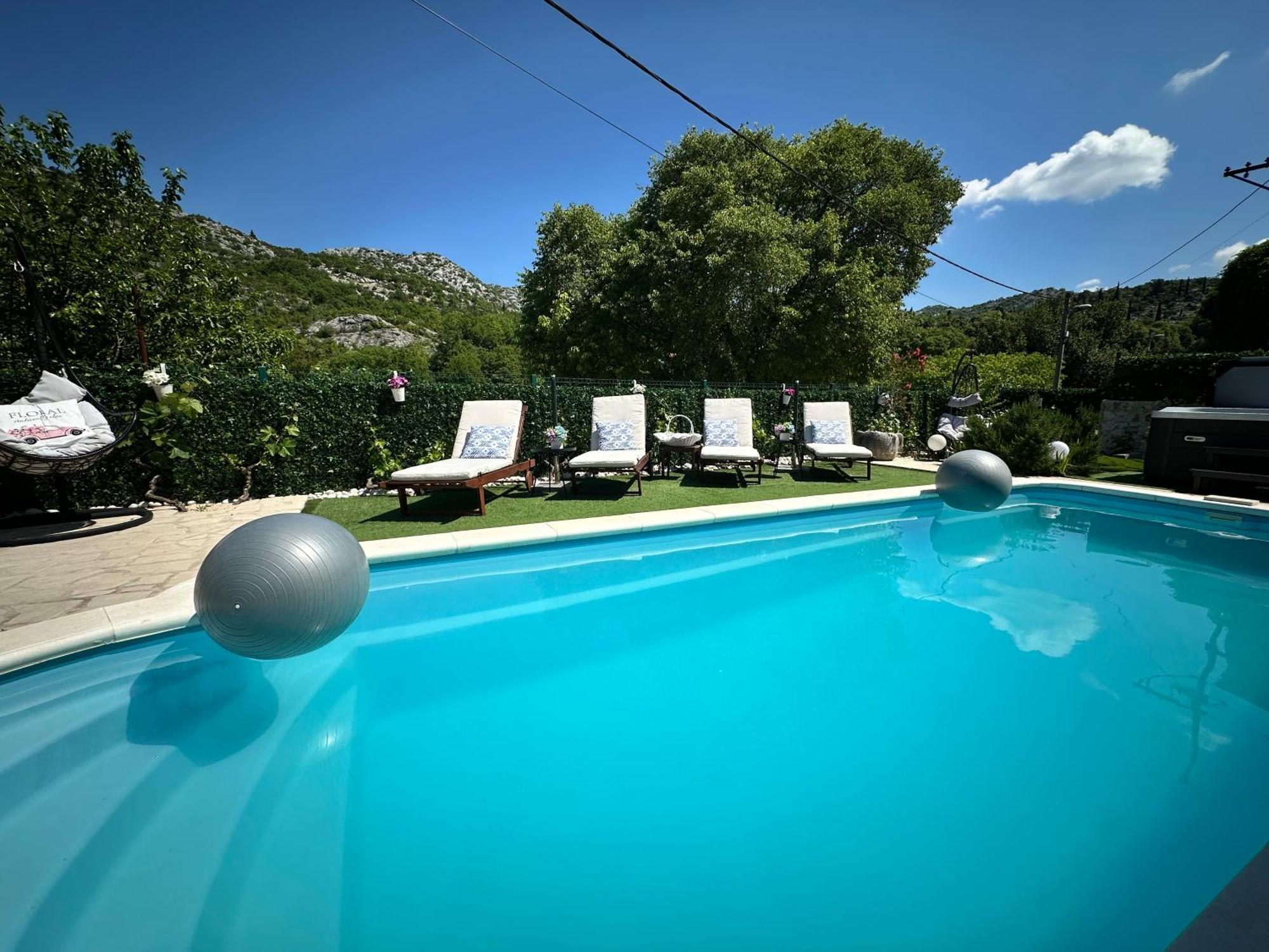 Villa Ivona With Swimming Pool And Jacuzzi Oslje Exterior photo