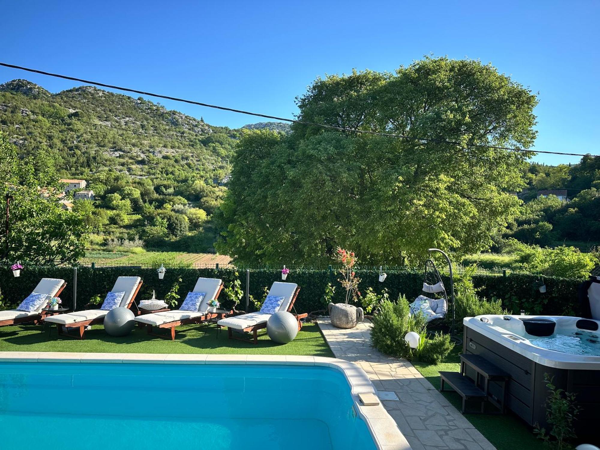 Villa Ivona With Swimming Pool And Jacuzzi Oslje Exterior photo