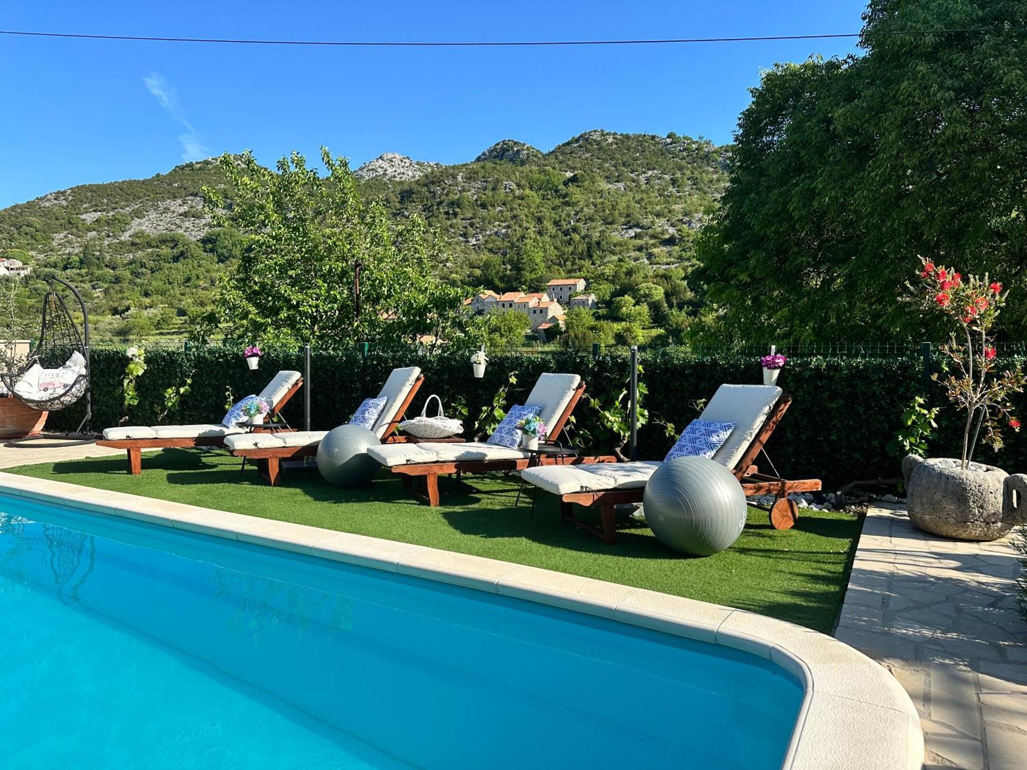 Villa Ivona With Swimming Pool And Jacuzzi Oslje Exterior photo