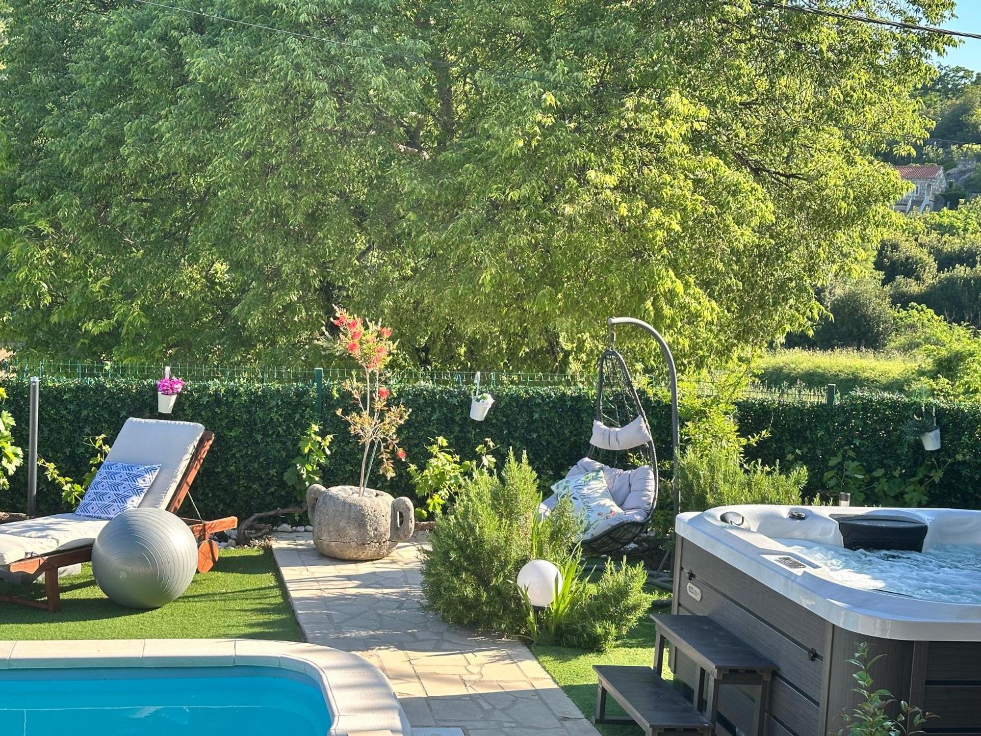 Villa Ivona With Swimming Pool And Jacuzzi Oslje Exterior photo